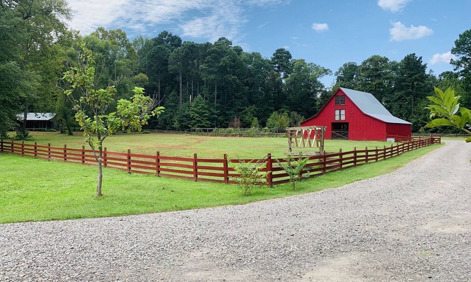 Washington Bed & Breakfast | Elegant Barn king bed near crater of diamonds