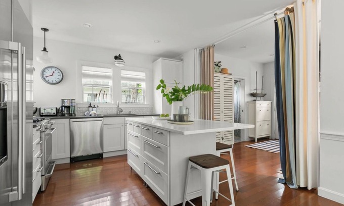 Cotuit House | Elegant Beach Home. Walk to Beach & Harbor &Local Coop. Beach pass included.