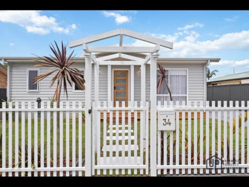 Tomakin House | Elegant Beachside Retreat with Luxurious Amenities