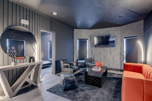 Lincoln House | Elegant Black Modern