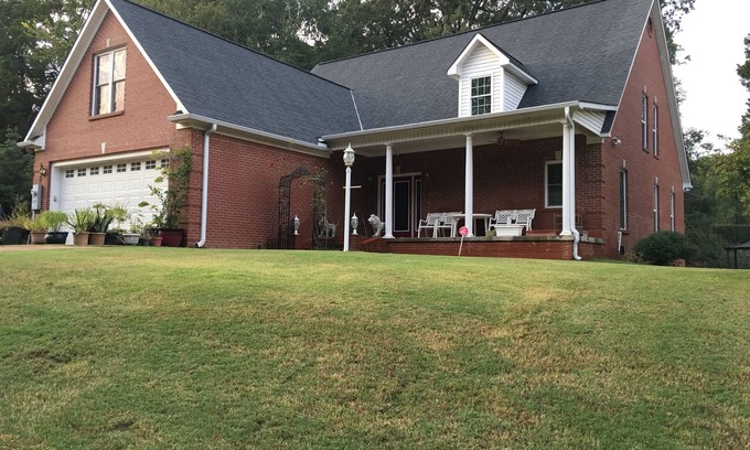 Oxford House | Elegant, Brand new home, Walkable to Square & Stadium, Ample parking, sleeps 12