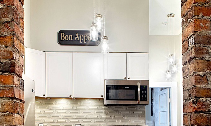 Dixon Park Apartment | Elegant Brick 2 BR in downtown Savannah