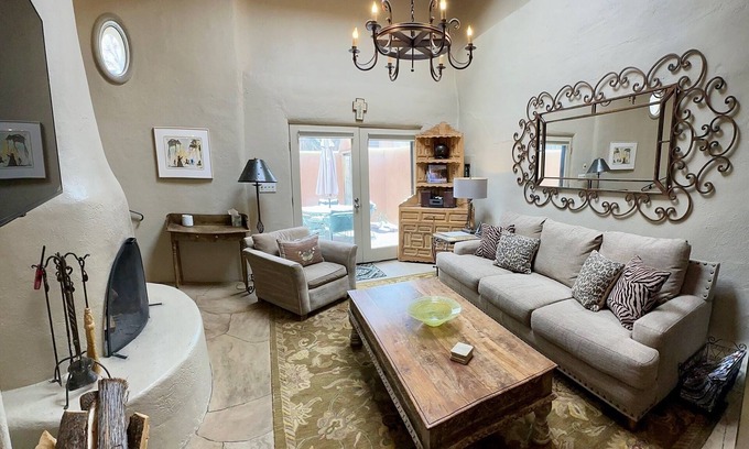 Historic Eastside House | Elegant casita in the middle of Santa Fe's historic Canyon Road district