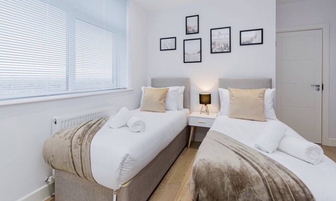 Aylesbury Apartment | Elegant Central Private Parking Leisure Contractor