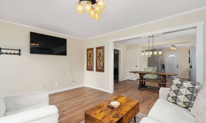 Kingsport Apartment | Elegant & Central ~ Queen Beds ~ Private Yard