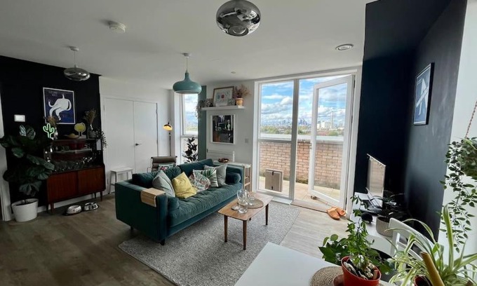 New Cross Apartment | Elegant Chic Living: 1 Bed In Vibrant London Area