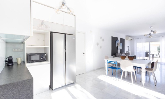 Alimos Apartment | Elegant Coastal Haven: Fully Renovated 3-Bedroom Apartment