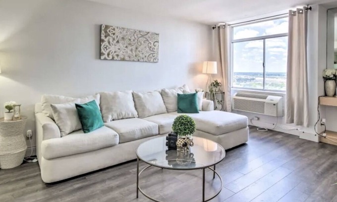 Sharpstown Condo | Elegant Condo w/ City Views