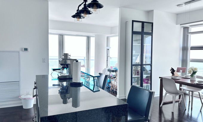 Toronto Entertainment District Apartment | Elegant condo with Lake Views Near CN Tower Modern Décor
