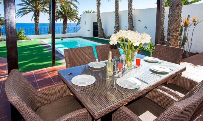 Costa Teguise Villa | Elegant Costa Teguise Villa | Villa Amapola | 4 Bedrooms | Stunning Seaviews