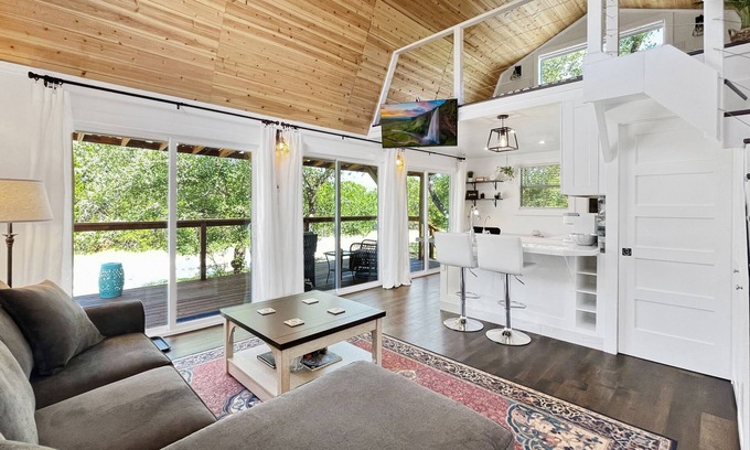 Canyon Lake Cabin | Elegant Country Cabin in Canyon Lake! Only 5 minutes from the lake and river!