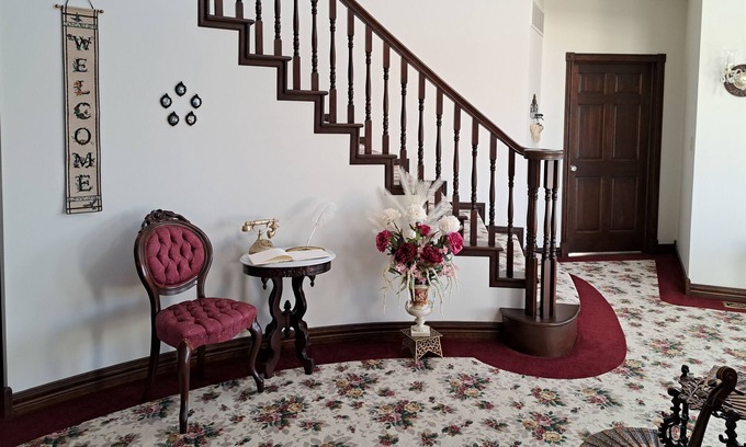 Martell House | Elegant Country Retreat, 20 min to Lincoln