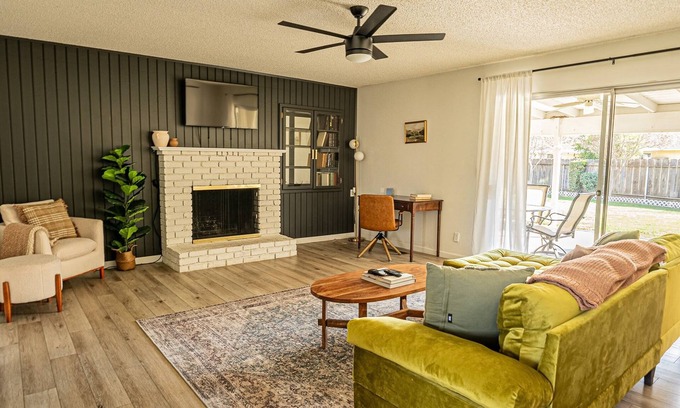 Porterville House | Elegant Cozy 3 Bedroom Home with Large Backyard