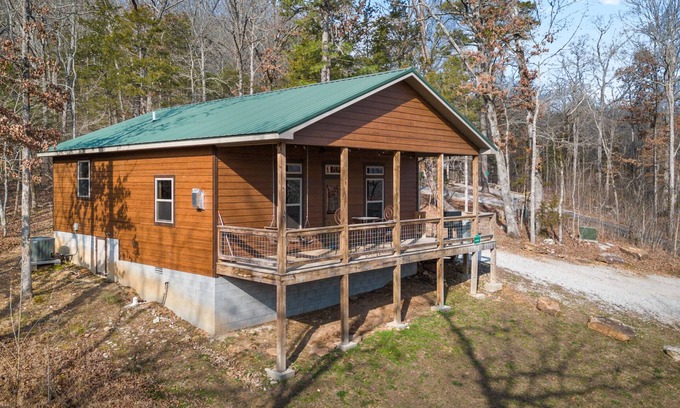 Marble Falls Cabin | Elegant Cozy Cabin, Jetted 2 person tub, fireplace, king master, canoeing, WIFI