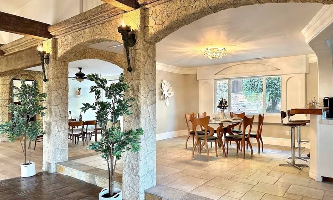 Kit Carson House | Elegant & Cozy Poolside Villa!