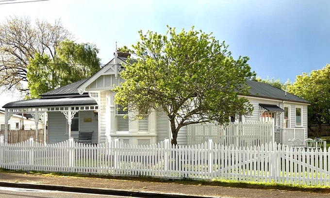 Evandale House | Elegant Edwardian Home in historic Evandale Tasmania. (Pet Friendly)
