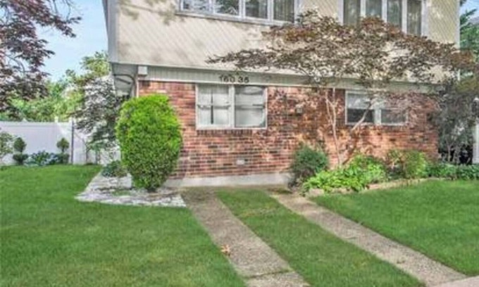 Queens House | Elegant Escape: Cozy, Spacious, by JFK