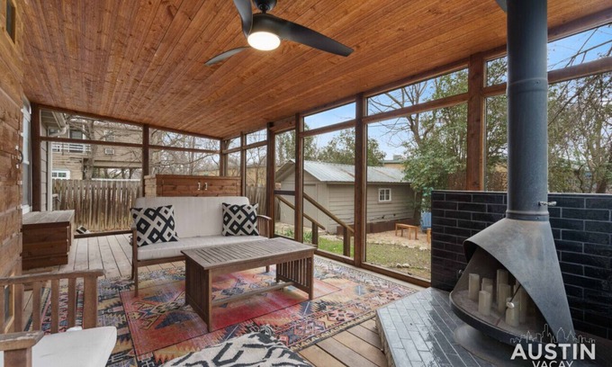 North Loop House | Elegant Escape | Gourmet Kitchen + Outdoor Living