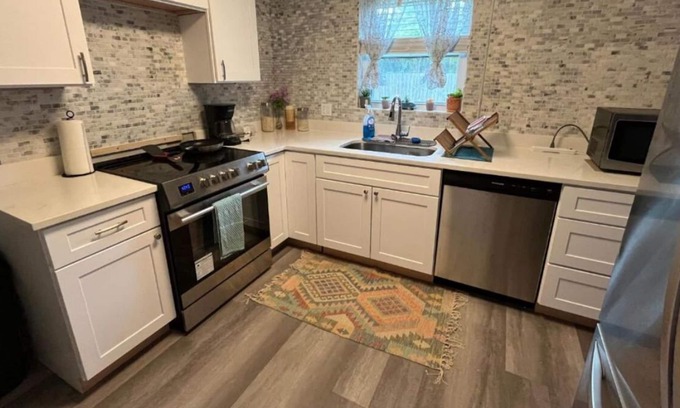 Jacksonville House | Elegant Escape Room with Shared Bathroom in 3 bedroom house.