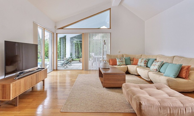 Sao Pedro de Penaferrim House | Elegant family house w/pool - just 2 minutes from golf - 10 minutes from Sintra!