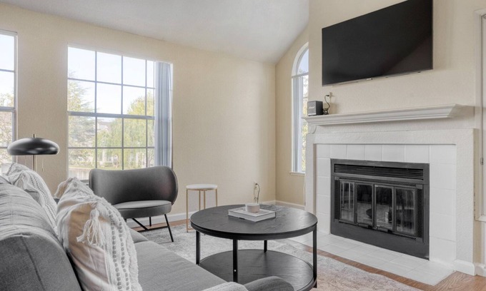 Foster City Apartment | Elegant Foster City 2BR w/Gym, 2 Pools & W/D, near VISA, by Blueground