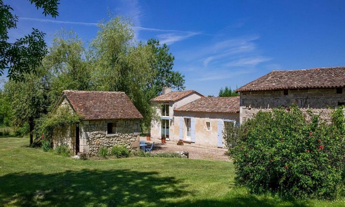 Saint-Martin-de-Gurson House | Elegant Holiday Home in Dordogne Vineyard