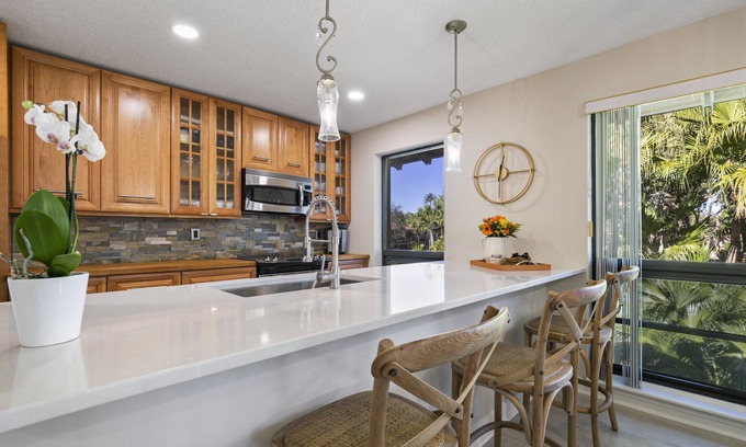 Hunt Club Condo | Elegant Golf Villa in the PGA National. Pool. Golf. Beach. Spa. Dog friendly.