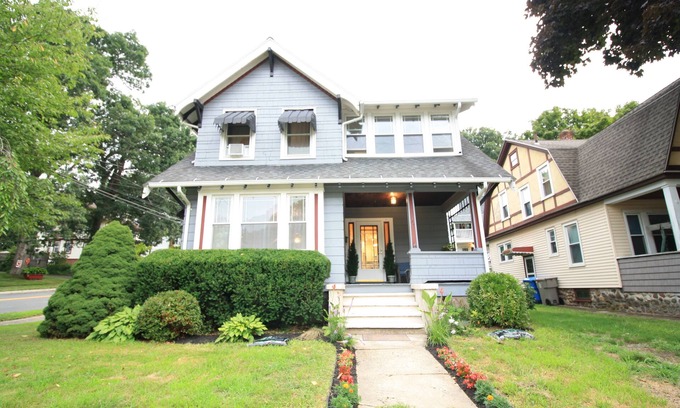 Bristol House | Elegant Historic Escape in Bristol CT with WiFi near Hospital and Shopping