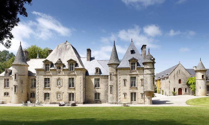 Yvetot-Bocage Cottage | Elegant historic castle with pool, tennis, and Wi-Fi in Yvetot-Bocage