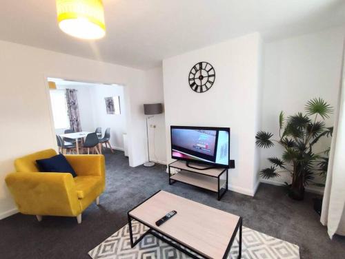Blyth Apartment | Elegant Home, Near The Beach