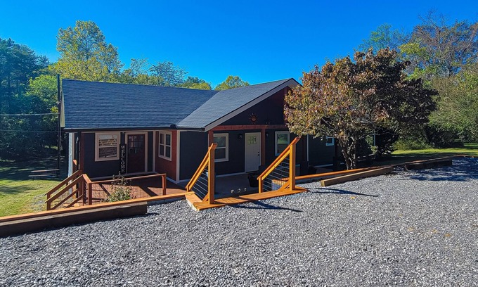 Kodak Cabin | Elegant home w/hot tub, fire pit, expansive deck, & free attraction tickets