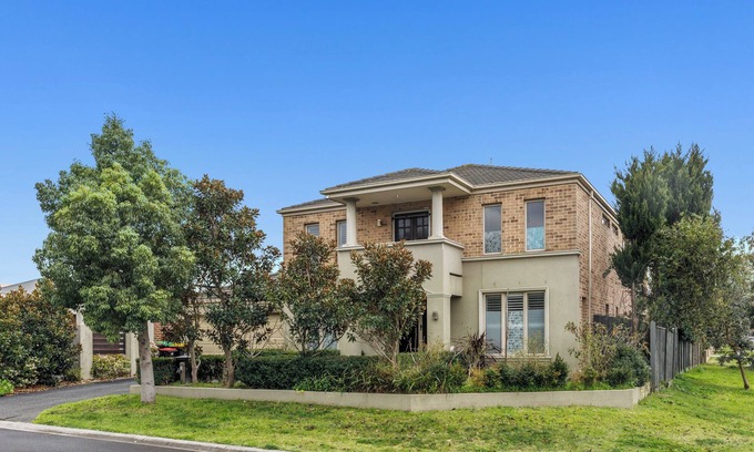 Keysborough House | Elegant Home with 3 En-Suites Facing Golf Course