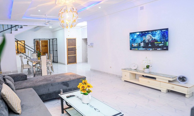 Lome House | Elegant House near the Beach in Lomé, agbavi – A/C & Wi-Fi Included