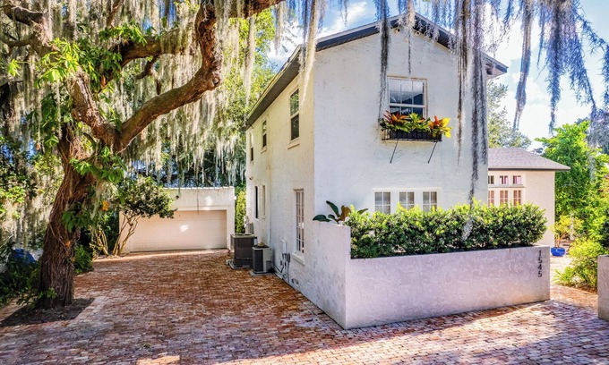Mount Dora House | Elegant Lake Retreat