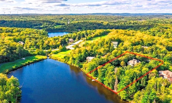 Hammonds Plains Villa | Elegant Lakehouse on Golf Course with large property ground