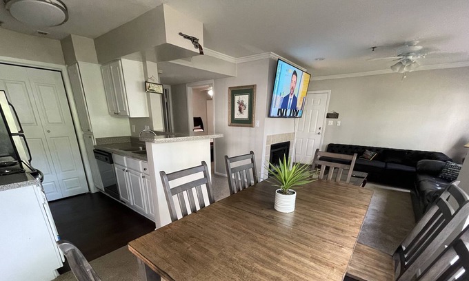 Buford Highway Condo | ELEGANT LUXURIOUS 2 BEDROOM SUITE