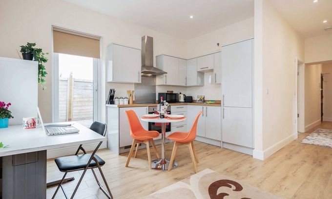 Stockcross Apartment | Elegant Luxury Flat, Converted Pub with Free Parking