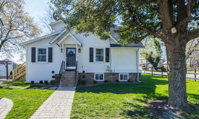 Middleburg House | Elegant Middleburg Manor with 3 Bedrooms 2 Baths