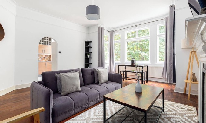 Chiswick Apartment | Elegant & Modern 2 Bed Flat in Chiswick