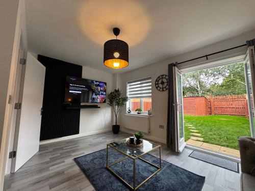 Milton Keynes House | Elegant & Modern 3 bed home with private drive