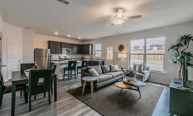 Seagoville House | Elegant Modern 3BR New Built Retreat for Fam&Group