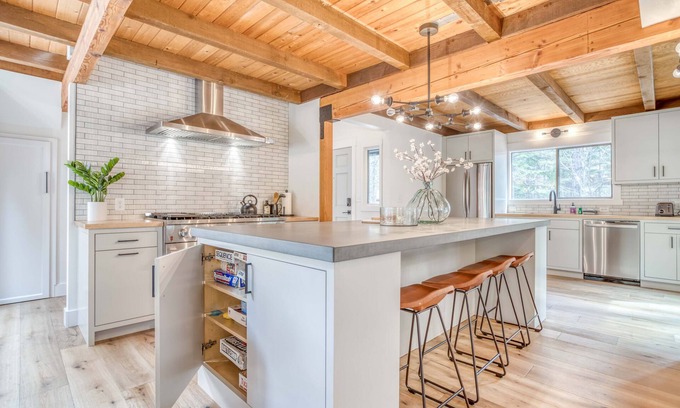 Black Butte Ranch House | Elegant Modern Décor, Gas Fire Pit, Hot Tub, Two Suites on Black Butte Ranch!