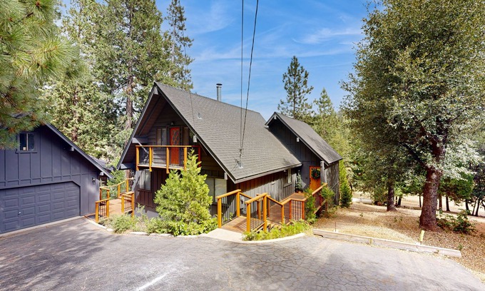 Twain Harte House | Elegant Mountain Getaway with Stunning Deck Views and a Relaxing Hot Tub