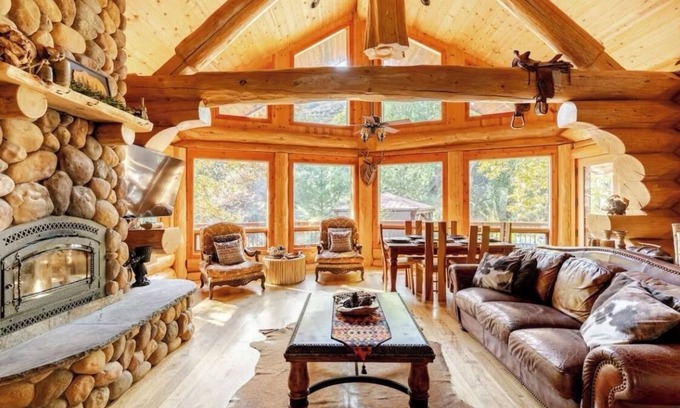 El Cajon House | Elegant Mountain-View Hideaway Lodge