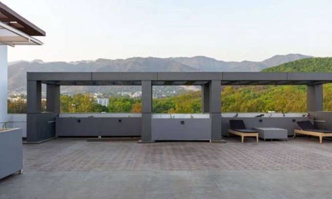 Bullawala Apartment | Elegant Mountainview Bliss in Prime Location