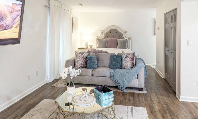 Huntsville Apartment | Elegant Oasis Studio Retreat Central Safe Location WiFi, AC,