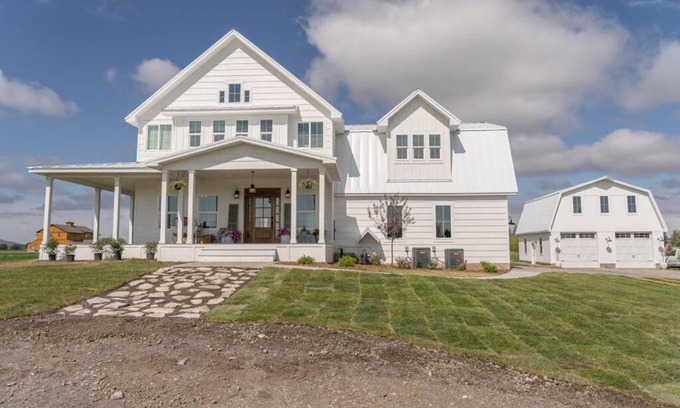 Rexburg House | Elegant Oxbow Farmhouse-Sleeps 20 (More pics soon)