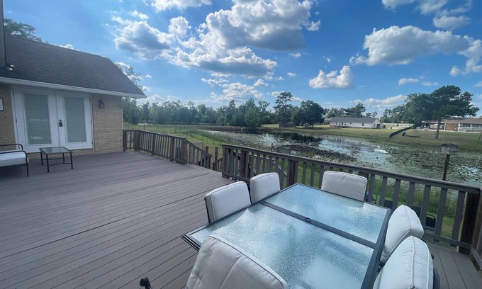 Marianna House | Elegant Peaceful Lakefront house in pleasant Marianna with WiFi, AC