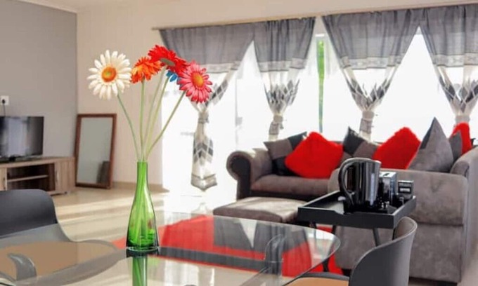 Newcastle House | Elegant Poolside Retreat: 2-Bed Luxury Guesthousen