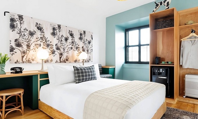 Buckman Neighborhood Apartment | Elegant Queen Room with Gourmet Minibar, Near Lan Su Chinese Garden !